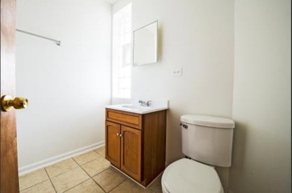 654 N Pine Ave Apartments Chicago Bathroom